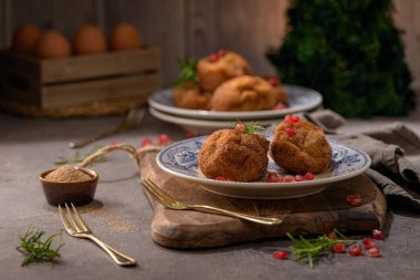 Rabanada 's poveiras with candy and tarnamon and some nar seed on a rustic kitchen counter during the Christmas season.