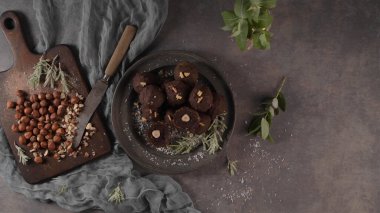 Fındıklı ve fındıklı çikolatalı trüf ve tahta kesme tahtası..