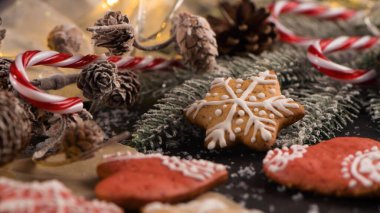Kırsal arka planda pişirilmiş Noel kurabiyeleri.