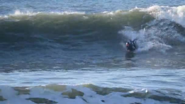 Bodyboarder Surfing Ocean Fala Słoneczny Zimowy Dzień — Wideo stockowe