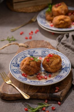 Rabanada 's poveiras with candy and tarnamon and some nar seed on a rustic kitchen counter during the Christmas season.