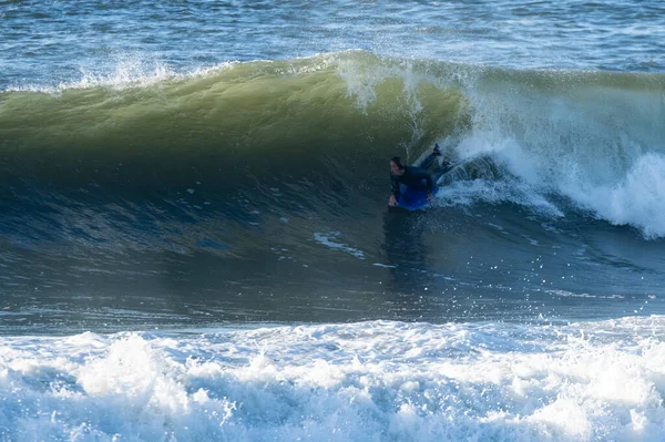 Bodyboarder Surfeando Ola Oceánica Soleado Día Invierno — Foto de Stock