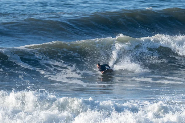 晴れた冬の日にボディボーダーサーフィンの海の波 — ストック写真