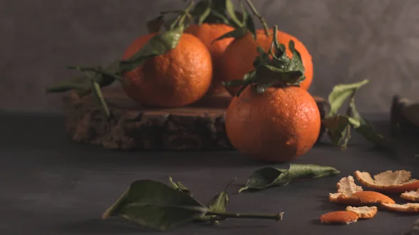 Oranges Mandarines Fraîches Avec Feuilles Sur Fond Foncé Texturé — Photo