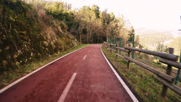 ビューのポイントは ポルトガルのセヴァード ヴォーガで自転車に乗るのショット トンネルから出てくる自転車道の広い景色を眺めることができます — ストック写真
