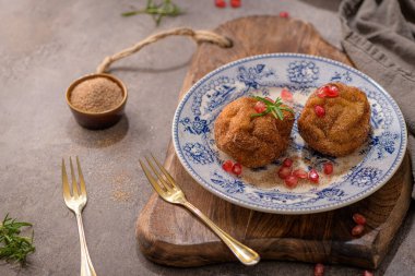 Rabanada 's poveiras with candy and tarnamon and some nar seed on a rustic kitchen counter during the Christmas season.