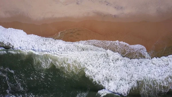 Vista Aérea Das Ondas Oceano Colidindo Praia Imagens Drones — Fotografia de Stock