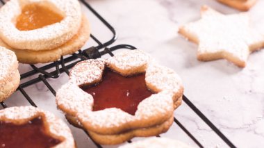 Homebaked Noel çerezleri ile meyve reçel dolum ve krema şeker.