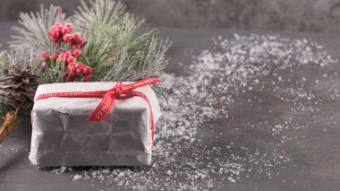 Noel Noel hediyesi, çam kozalakları, çam dalları zemin üzerine kırmızı şeritli köpekler ile arka plan. Noel ve mutlu yeni yıl kompozisyon. Düz yatıyordu, en iyi görünümü