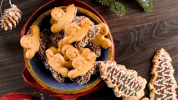 Kerst Vakantie Achtergrond Met Gingerbread Koekjes Snoep Stokken Evergreens Houten — Stockfoto