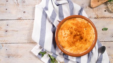 Leit kreması, Portekiz çölü creme brulee, creme brulee ve creme brulee 'ye benzer..