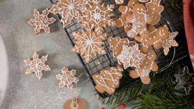 Mutfak tezgahında Noel kurabiyeleri ve şenlikli süslemeler..