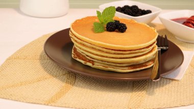 Taze böğürtlen ve Ahududu reçeli ile lezzetli altın krep.