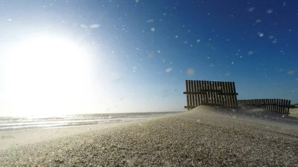การก วของเน นทรายในช วงบ ายท ลมแรงบนชายหาด — ภาพถ่ายสต็อก
