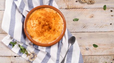 Leit kreması, Portekiz çölü creme brulee, creme brulee ve creme brulee 'ye benzer..