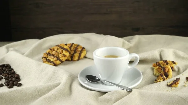 Weiße Kaffeetasse Mit Kaffee Und Die Tasse Herum Liegen Leckere — Stockfoto