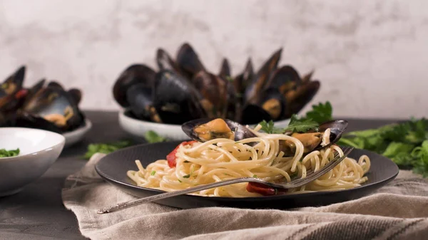 Domowy Makaron Spaghetti Małżami Papryki Pietruszki Tle Rustykalnym Morze Jedzenie — Zdjęcie stockowe