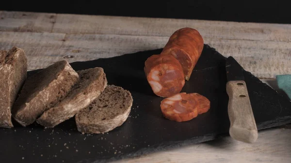 Malzbrot Und Chorizo Scheiben Auf Dem Tisch — Stockfoto