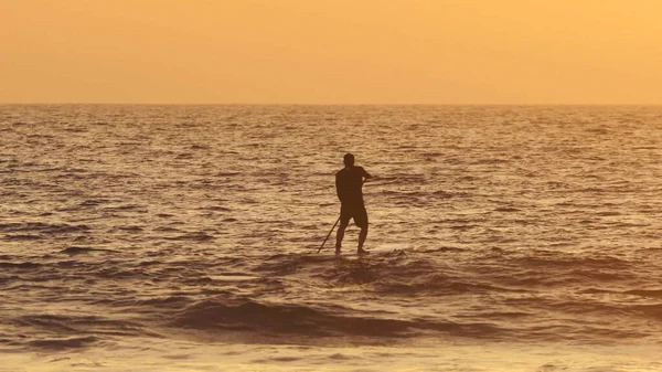 在日落时站起来桨手的轮廓 关于运动 假期和人的概念 — 图库照片