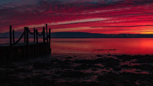 Wschód Słońca Drewnianym Molo Nad Jeziorem — Zdjęcie stockowe