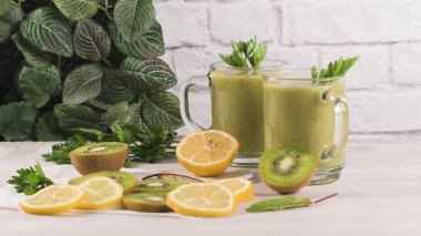 Gözlük yeşil sebze güler yüzlü. Yeşil sebze güler yüzlü ve malzemeler: kivi, limon ve otlar.