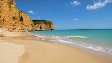 Ponta da Piedade Algarve bölgesi Portekiz Lagos yakınındaki güzel kumlu plaj.