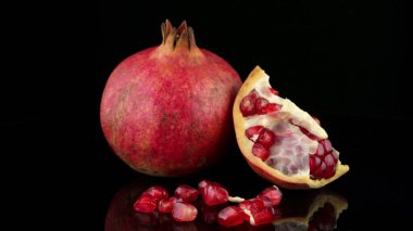 Olgun nar meyve ile siyah arka plan üzerine bırakır.