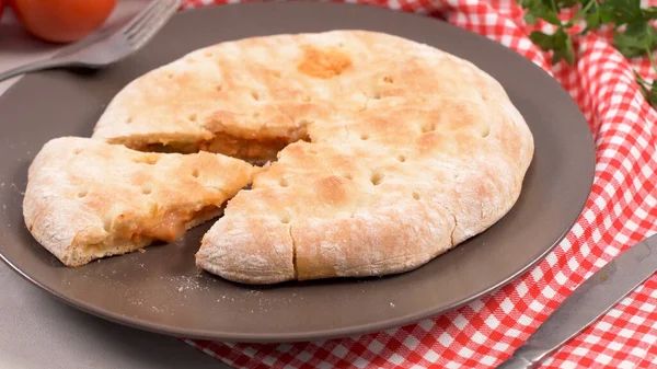 Italiaans Eten Pizza Calzone Met Tomaat Spinazie Kaas Houten Achtergrond — Stockfoto