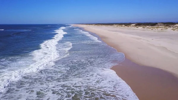 低沿飞越白色巨浪翻腾 进出沙滩岸边 无人机画面 — 图库照片