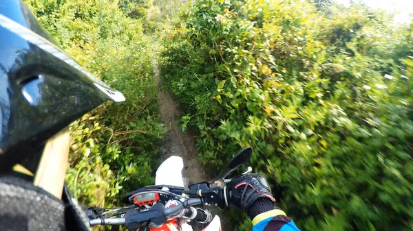 Enduro Riding Pov Bergpaden Een Zonnige Dag — Stockfoto