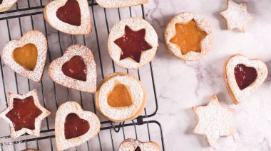 Homebaked Noel çerezleri ile meyve reçel dolum ve krema şeker.