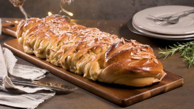 Noel şenlikli masaya tarçınlı kek örgülü.