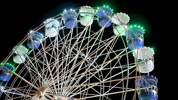 Kleurrijke Gestreepte Licht Verlichte Ferris Spinnewiel Beweging Verplaatsen Bij Nacht — Stockfoto