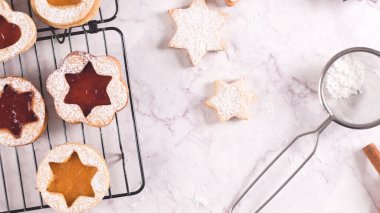 Homebaked Noel çerezleri ile meyve reçel dolum ve krema şeker.
