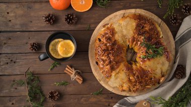 Bolo Rainha ya da Kraliçe Pastası, Noel, Karnaval ya da Arkaplanda sıcak portakallı Mardi Gras Yapımı.