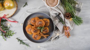 Geleneksel Portekiz Noel tatlısı mutfak tezgahında şekerli ve tarçınlı Sonhos.