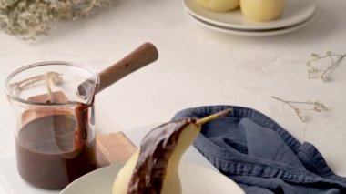 Poire Belle Helene - armuttan yapılmış Fransız tatlısı çikolatalı ganache ile servis ediliyor.