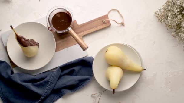Poire Belle Helene チョコレートガナッシュを添えてポーチド洋ナシから作られたフランスのデザート — ストック動画