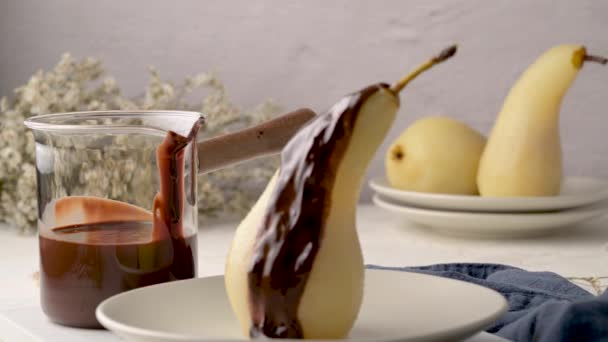 Poire Belle Helene Fransk Dessert Gjord Pocherade Päron Serveras Med — Stockvideo