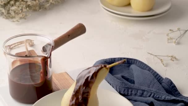 Poire Belle Helene Französisches Dessert Aus Pochierten Birnen Serviert Mit — Stockvideo
