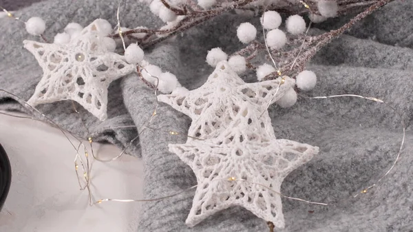 圣诞装饰品灰色羊毛背景上的星星 — 图库照片