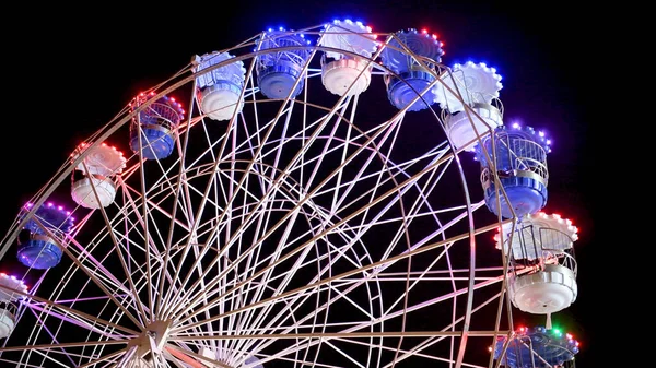 Barevné Pruhované Světle Osvětlené Rotující Ferris Wheel Pohybu Pohybující Noci — Stock fotografie