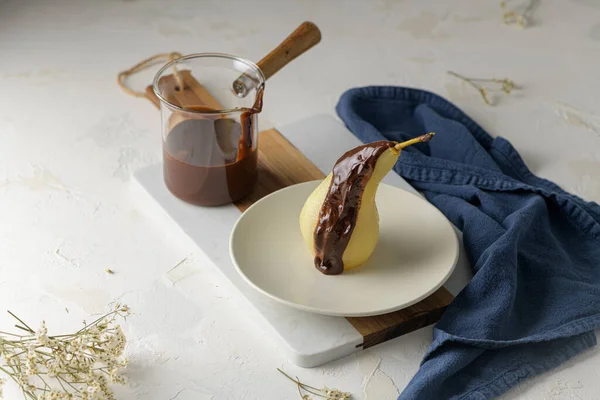 Poire Belle Helene Fransk Dessert Posjerte Pærer Servert Med Sjokoladekoldbrann – stockfoto