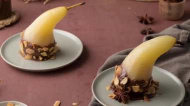 Poire Belle Helene - kaynamış armuttan yapılmış Fransız tatlısı çikolatalı ganache ve bademle servis ediliyor.