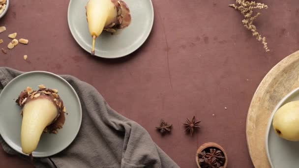 Poire Belle Helene チョコレートガナッシュとアーモンドを添えてポーチド洋ナシから作られたフランスのデザート — ストック動画