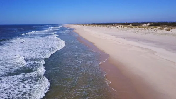低沿飞越白色巨浪翻腾 进出沙滩岸边 无人机画面 — 图库照片
