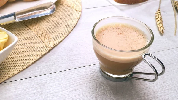 Tavolo Colazione Con Pane Tostato Con Burro Latte Con Caffè — Foto Stock