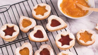 Homebaked Noel çerezleri ile meyve reçel dolum ve krema şeker.