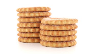 Yüzük kurabiye kazık beyaz bir arka plan üzerinde izole.