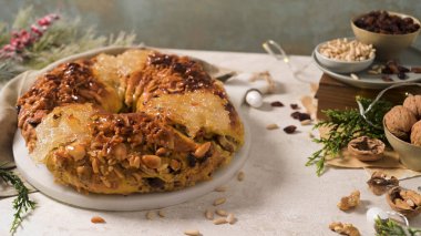 Bolo Rainha ya da Kraliçe Pastası, Noel, Karnaval ya da Mardi Gras Yapımı Arkaplanda Mevcut Paketleme.